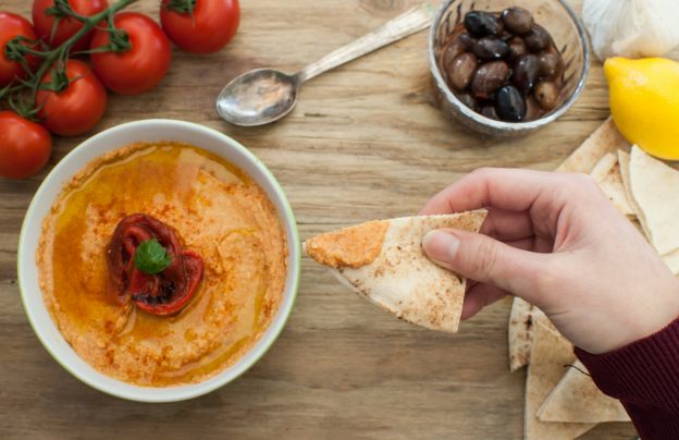 Hummus con pane pita tostato