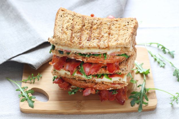 Sandwich con bacon croccante