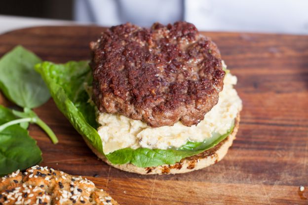 Hamburger con avocado e cipolla caramellata