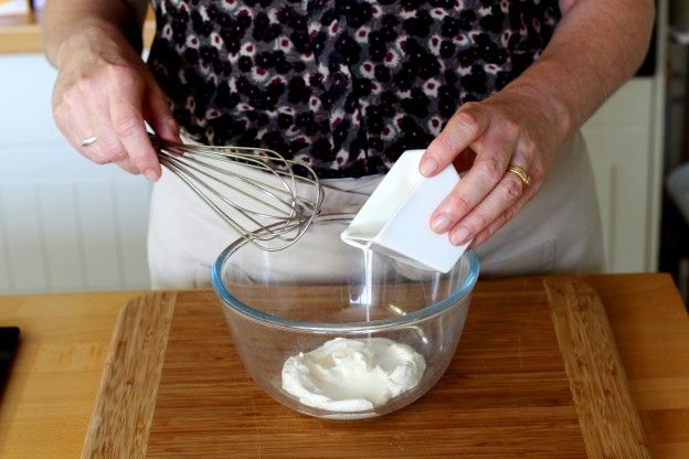 Aggiungere la panna al formaggio spalmabile