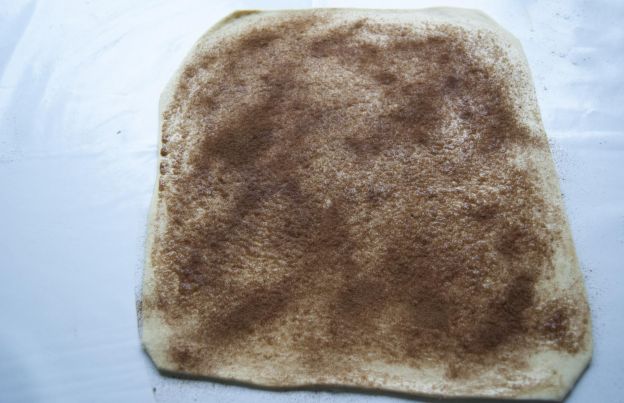 Stendere la pasta e spalmare la farcitura