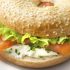 Bagels con salmone affumicato e uova strapazzate
