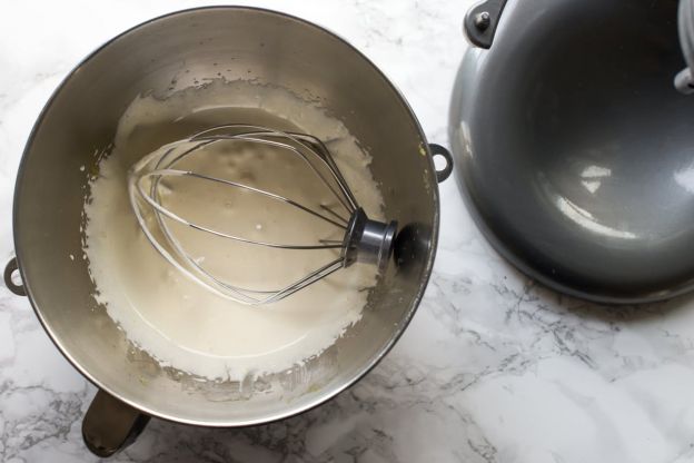 Preparate la crema con zucchero ed uova