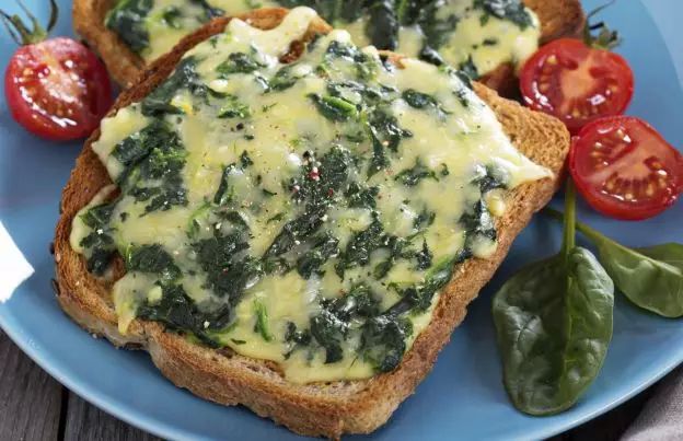 14. Tartine con spinaci e formaggio
