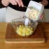 Lascia raffreddare le patate senza condirle quando prepari un'insalata di patate