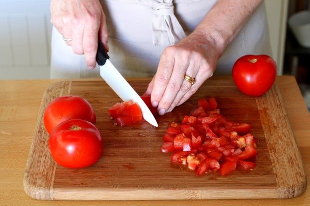 Tagliate i pomodori a pezzettini
