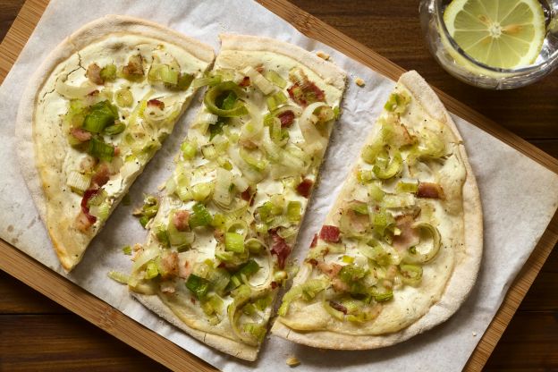 Tarte flambée con porri e pancetta