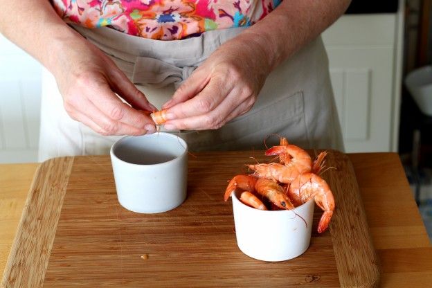 Pulite e sgusciate i gamberetti