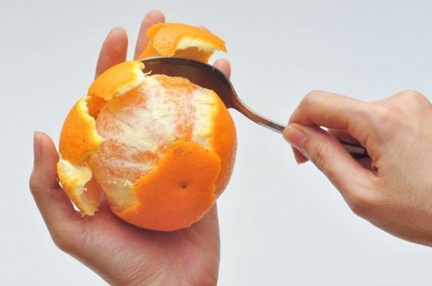 Sbuccia l'arancia con un cucchiaio