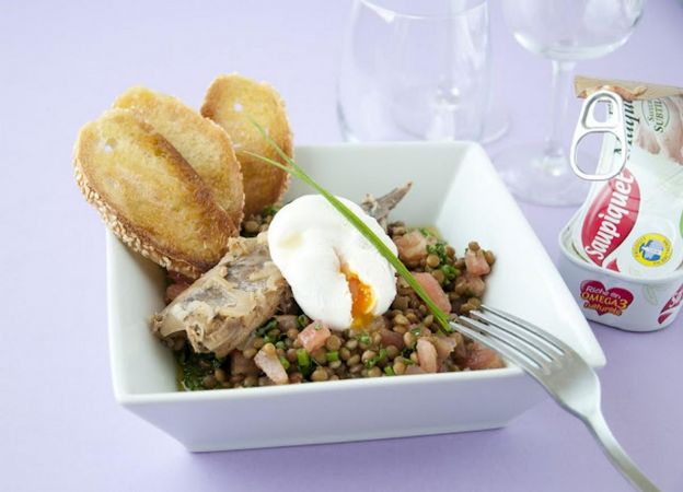 Insalata di lenticchie, sgombri e uovo in camicia