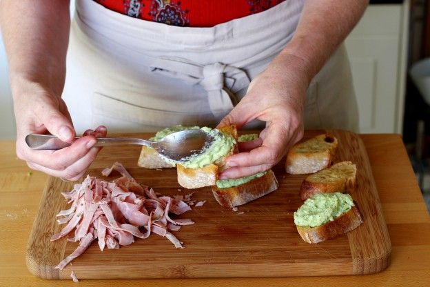Aggiungete la purea di zucchine sul pane