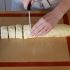 Arrotolate la pasta a salsicciotto, poi ricavatene 11 rotolini