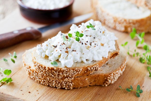 Toast di ricotta con erbe fresche