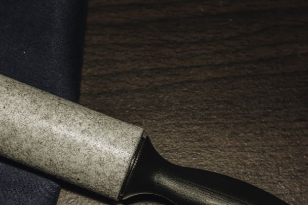 1. Spolvera con il rullo adesivo