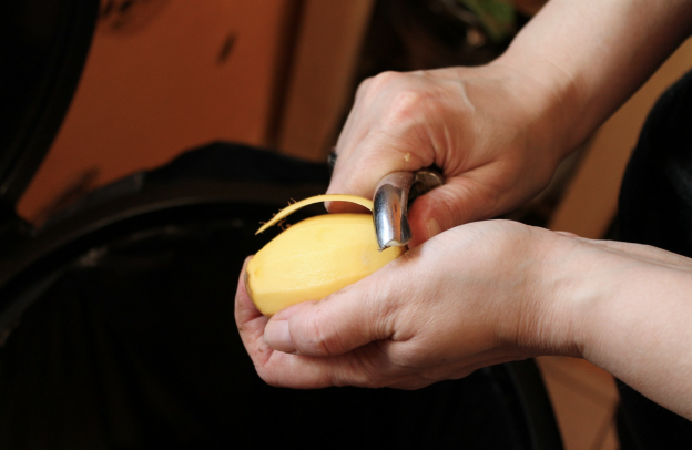Sbucciare le patate con il minimo sforzo