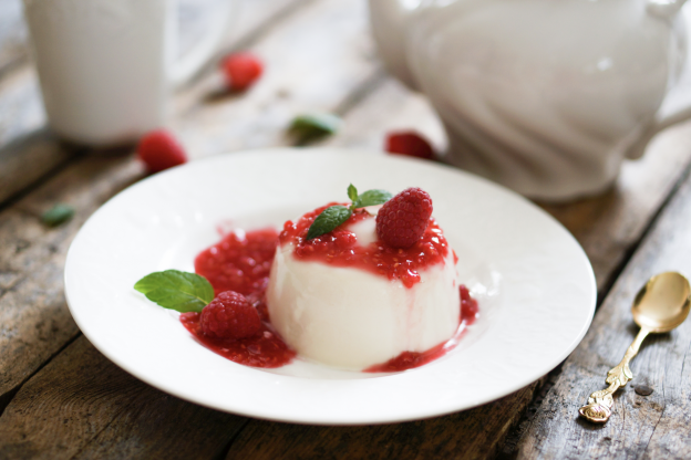 Bicchierini al cioccolato bianco e lamponi