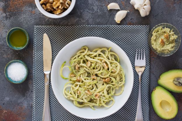 Spaghetti al pesto d'avocado e noci