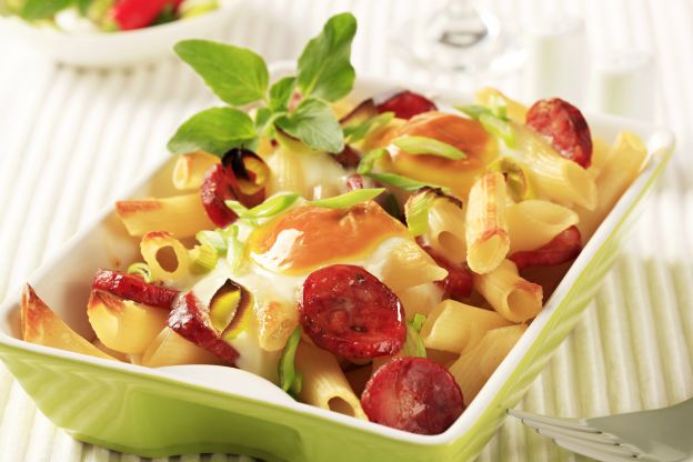 Uova in cocotte di pasta e chorizo