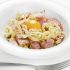 Carbonara con wurstel, panna e uovo intero
