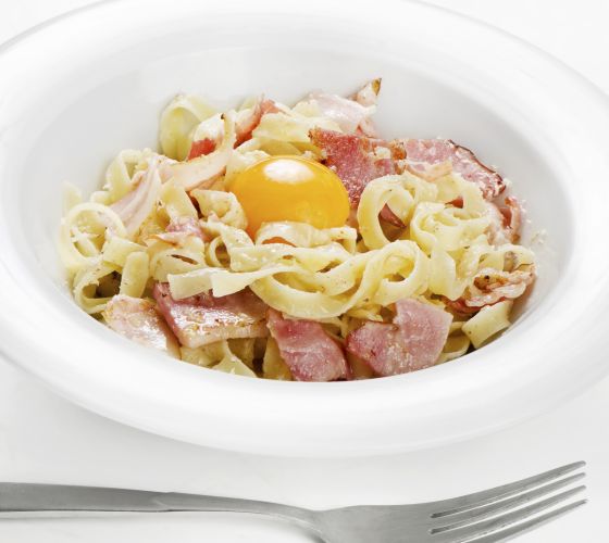 Carbonara con wurstel, panna e uovo intero