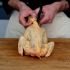 Tagliate l'osso del pollo