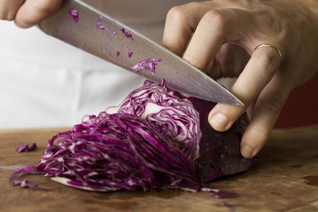 Gli utensili di cucina più pericolosi (sì, i coltelli sono i peggiori)