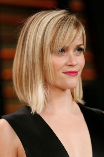 Viso triangolare con il mento verso il basso