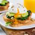 Uovo in camicia su pane tostato con spinaci e avocado