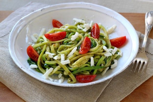 Spaghetti di zucchine, feta e pomodorini