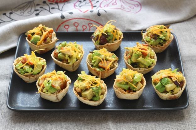 Mini tartellette con pollo e avocado