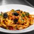 6. Lasagnette con tonno fresco, olive e pomodoro