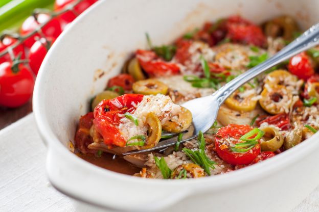 Filetti di pesce con olive e pomodorini al forno