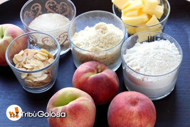 Gli ingredienti per preparare il crumble alle pesche