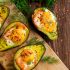 Avocadi ripieni d'uovo e salmone affumicato