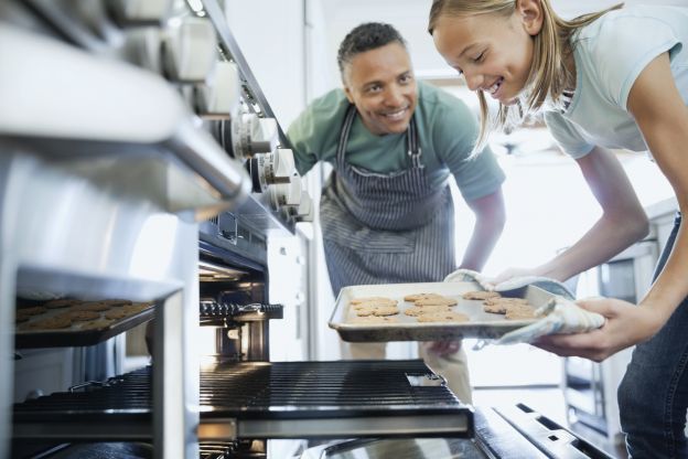 Sfornare un piatto caldo con guanti da forno bagnati