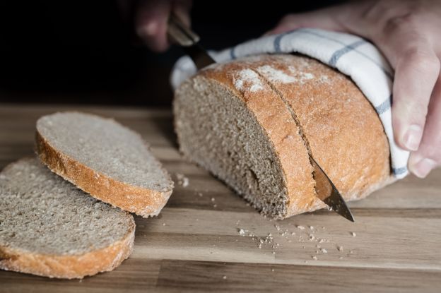 3. Tenere in bocca una fetta di pane