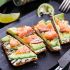 Toast integrale con salmone, avocado e formaggio fresco