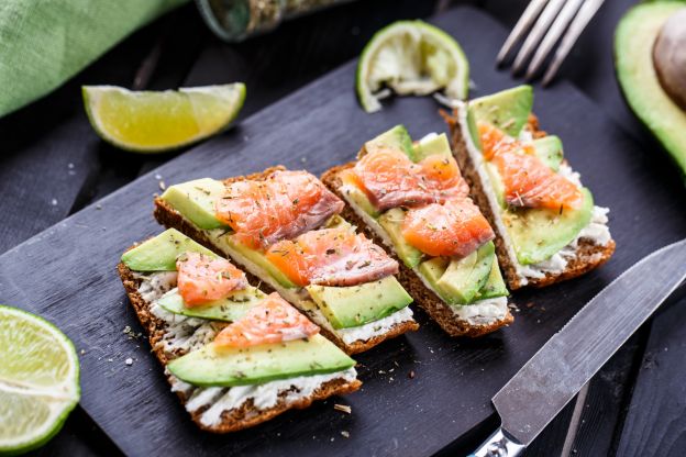 Toast integrale con salmone, avocado e formaggio fresco