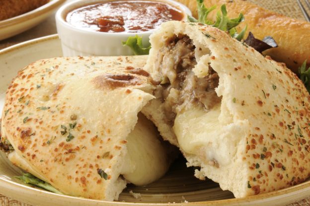 Calzone di carne e formaggio