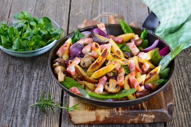 Patatine pancetta, cipolle e piselli gourmet