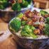 Poke bowl vegano con broccoli e tofu