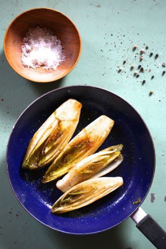 Spicchi di indivia caramellati