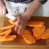 Lavate e poi tagliate le patate dolci a bastoncini di 1,5 cm di spessore