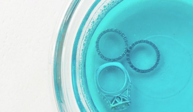 <strong>3. PULISCE I GIOIELLI</strong>