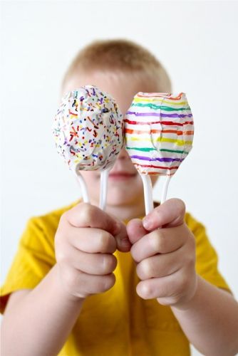 Fare musica insieme con delle uova di Pasqua in versione maracas