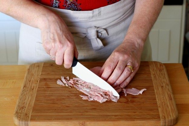 Tagliate il prosciutto a listarelle