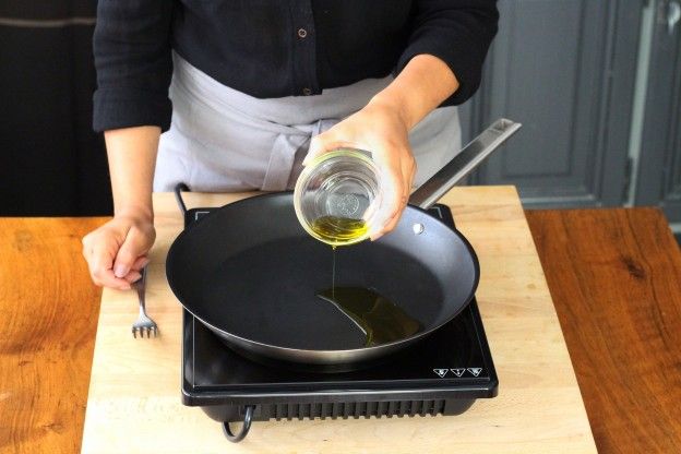 La padella calda e l'olio