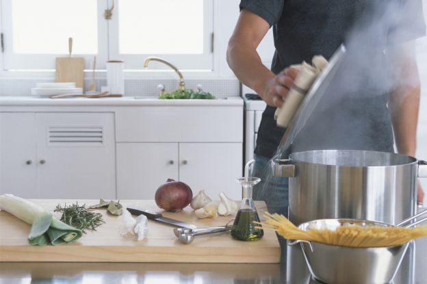 Cuoci la pasta con un coperchio