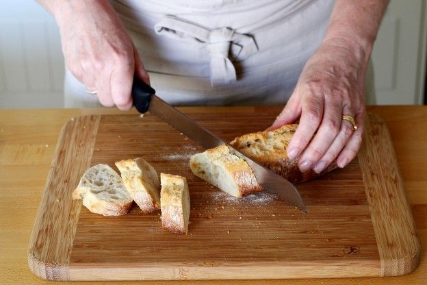 Tagliate il pane a fette