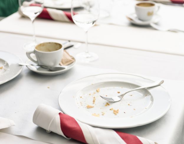 Svuotare la tavola prima che tutti abbiano finito